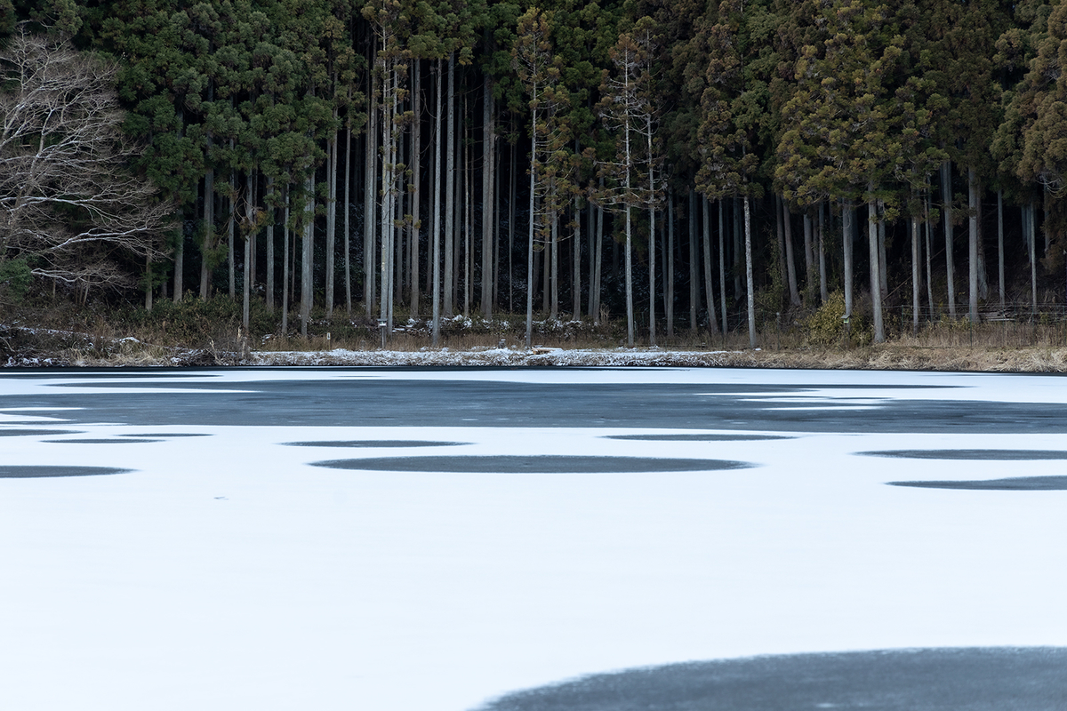 奈良県の絶景スポット。水面が凍った龍王ヶ淵が神秘の世界。