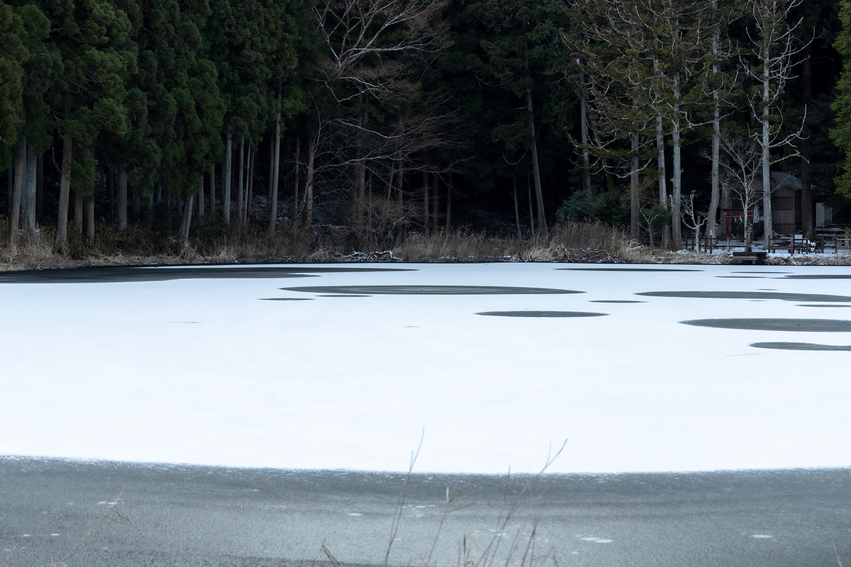 奈良県の絶景スポット。水面が凍った龍王ヶ淵が神秘の世界。