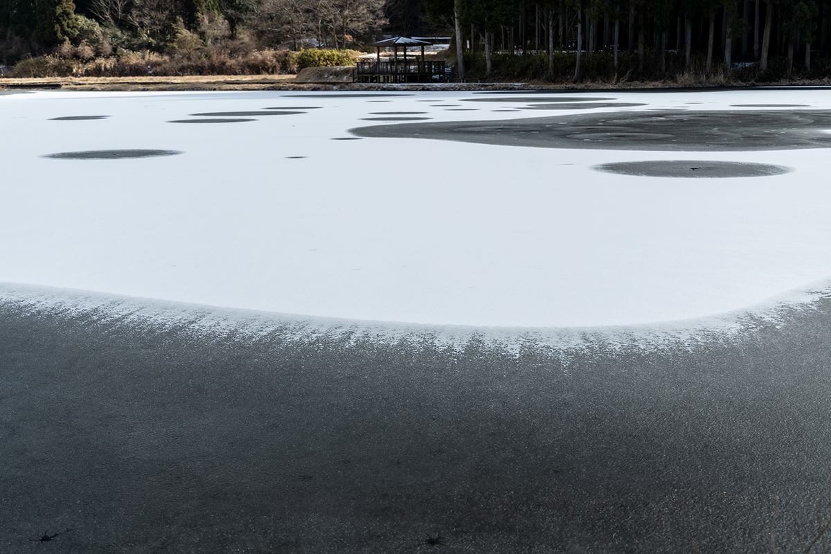 奈良県の絶景スポット。水面が凍った龍王ヶ淵が神秘の世界。