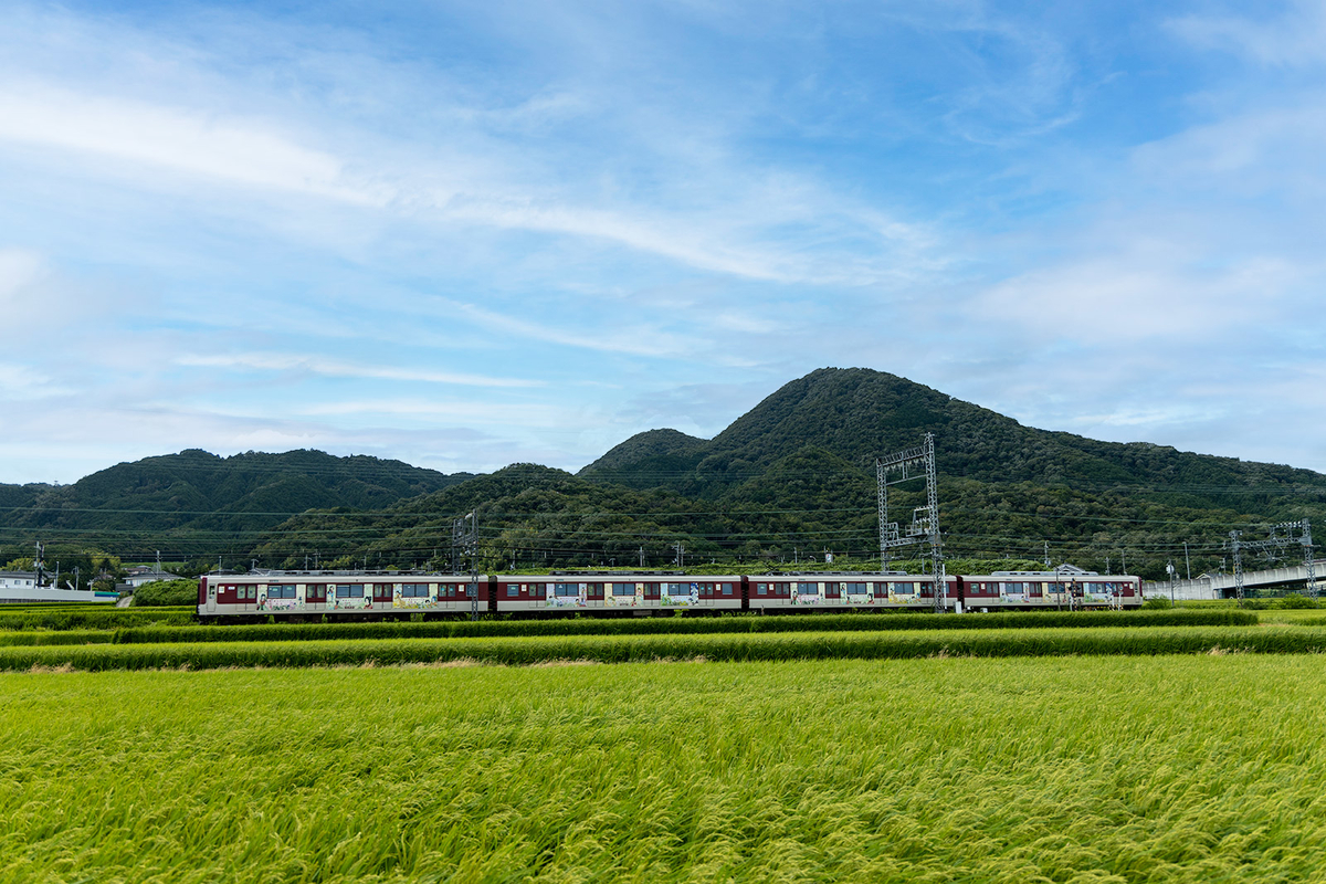 近鉄電車と二上山