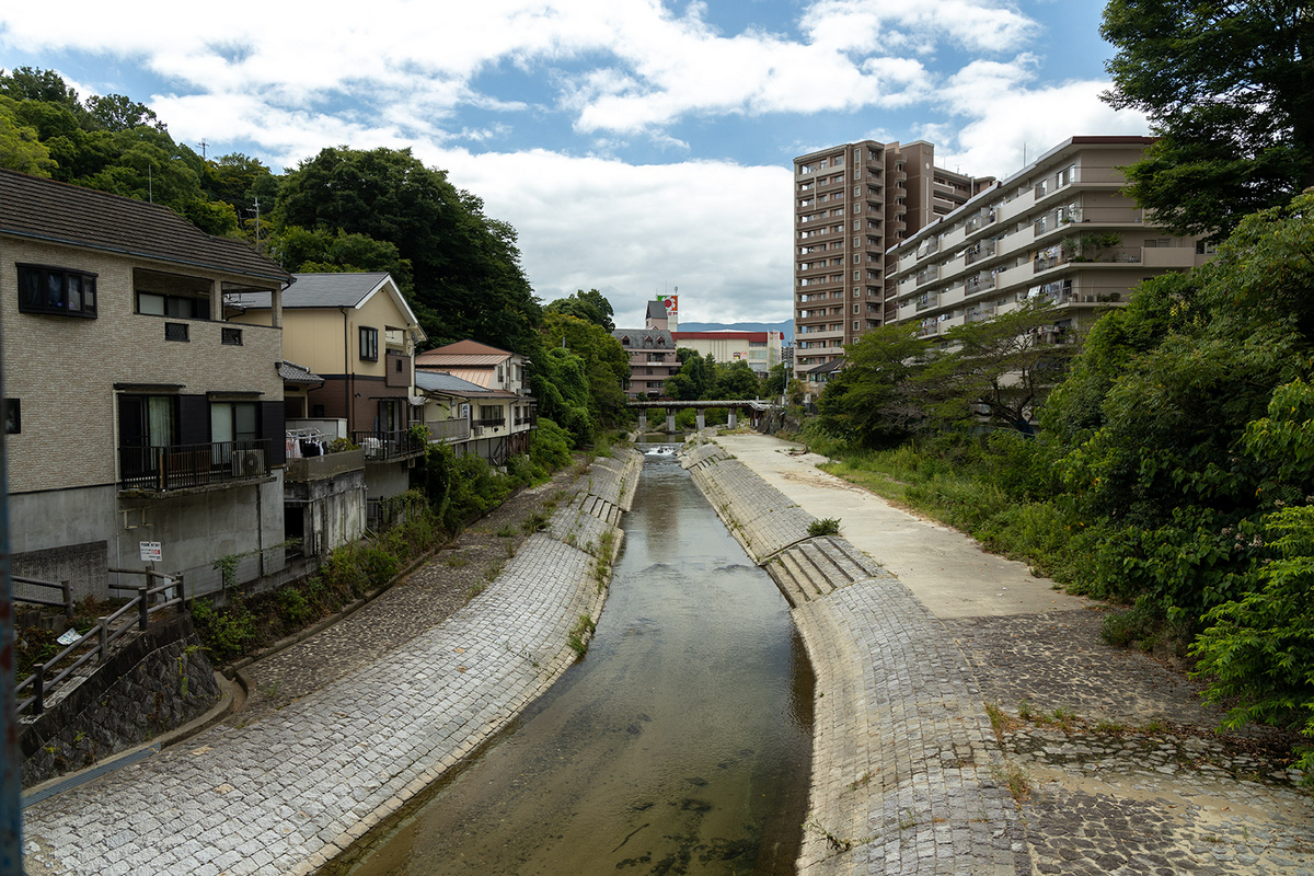かつては歓楽街だった大阪河内長野市の長野新地を訪ねる。今でも残る旅館「八重別館」