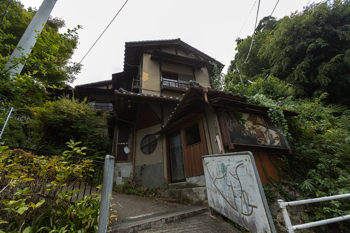かつては歓楽街だった大阪河内長野市の長野新地を訪ねる。今でも残る旅館「八重別館」