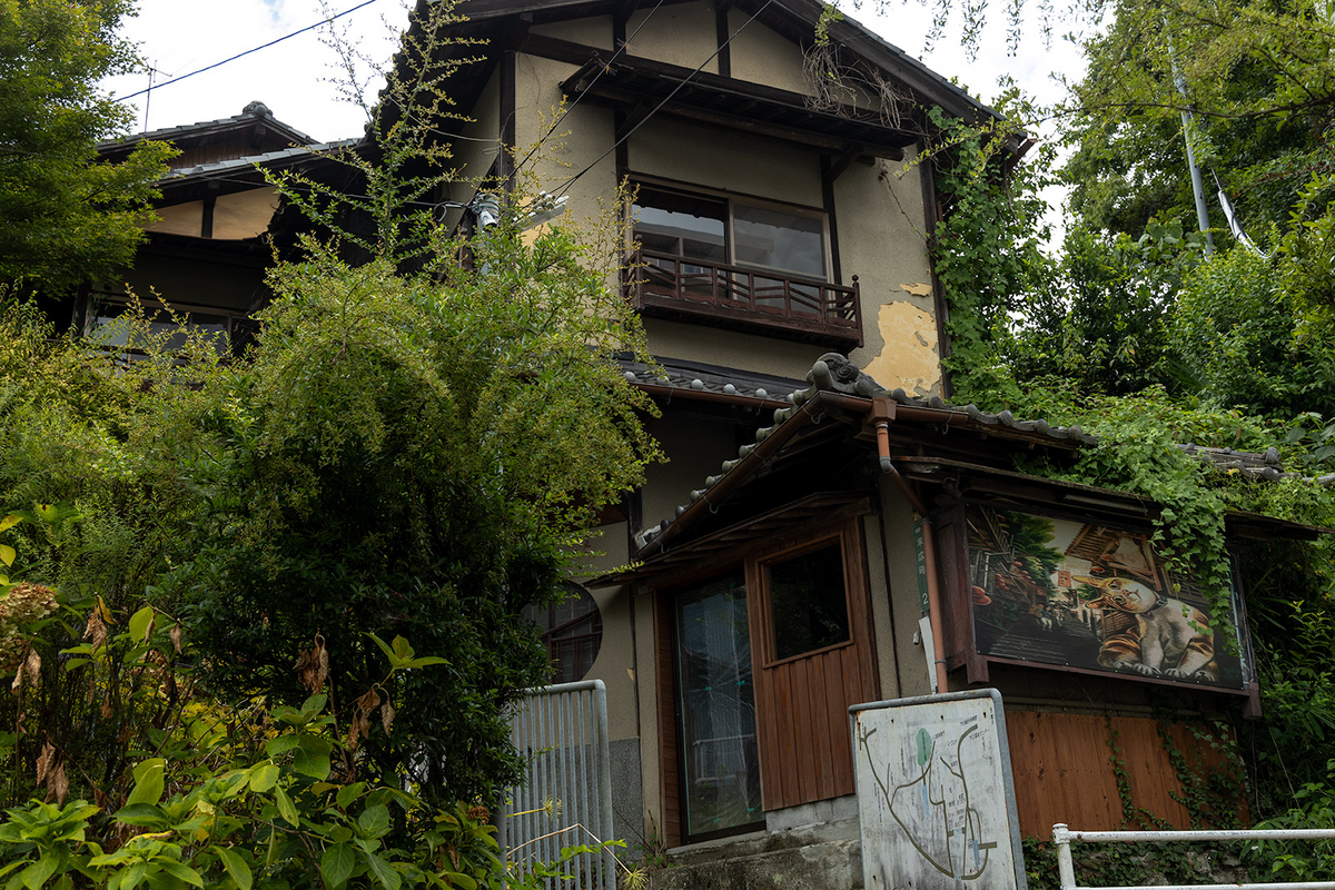 かつては歓楽街だった大阪河内長野市の長野新地を訪ねる。今でも残る旅館「八重別館」