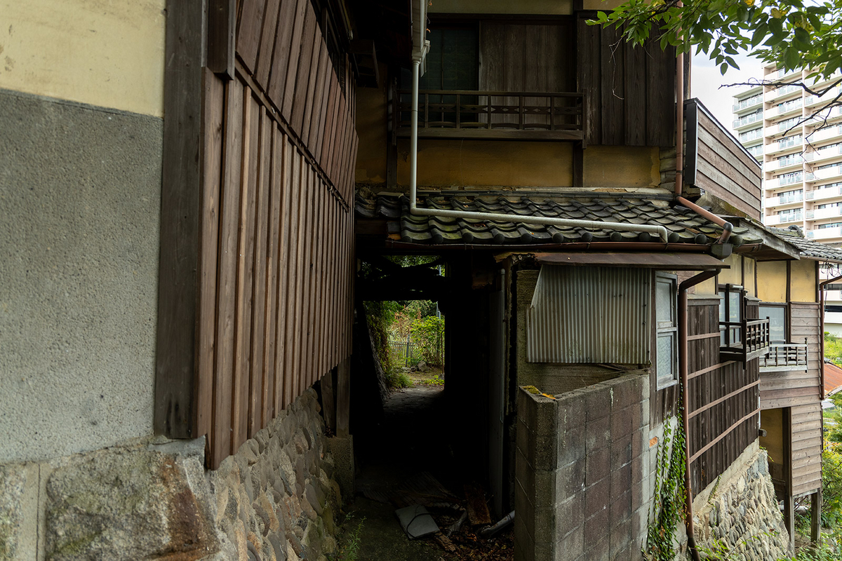 かつては歓楽街だった大阪河内長野市の長野新地を訪ねる。今でも残る旅館「八重別館」