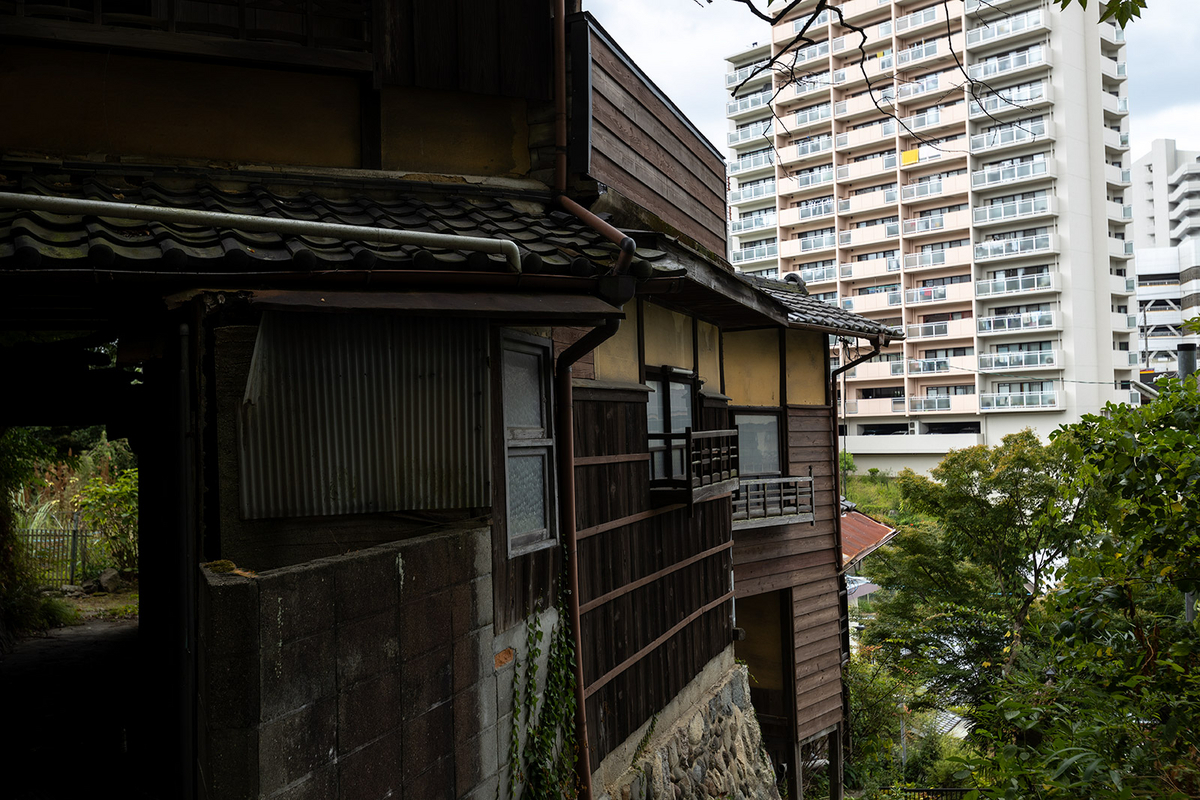 かつては歓楽街だった大阪河内長野市の長野新地を訪ねる。今でも残る旅館「八重別館」