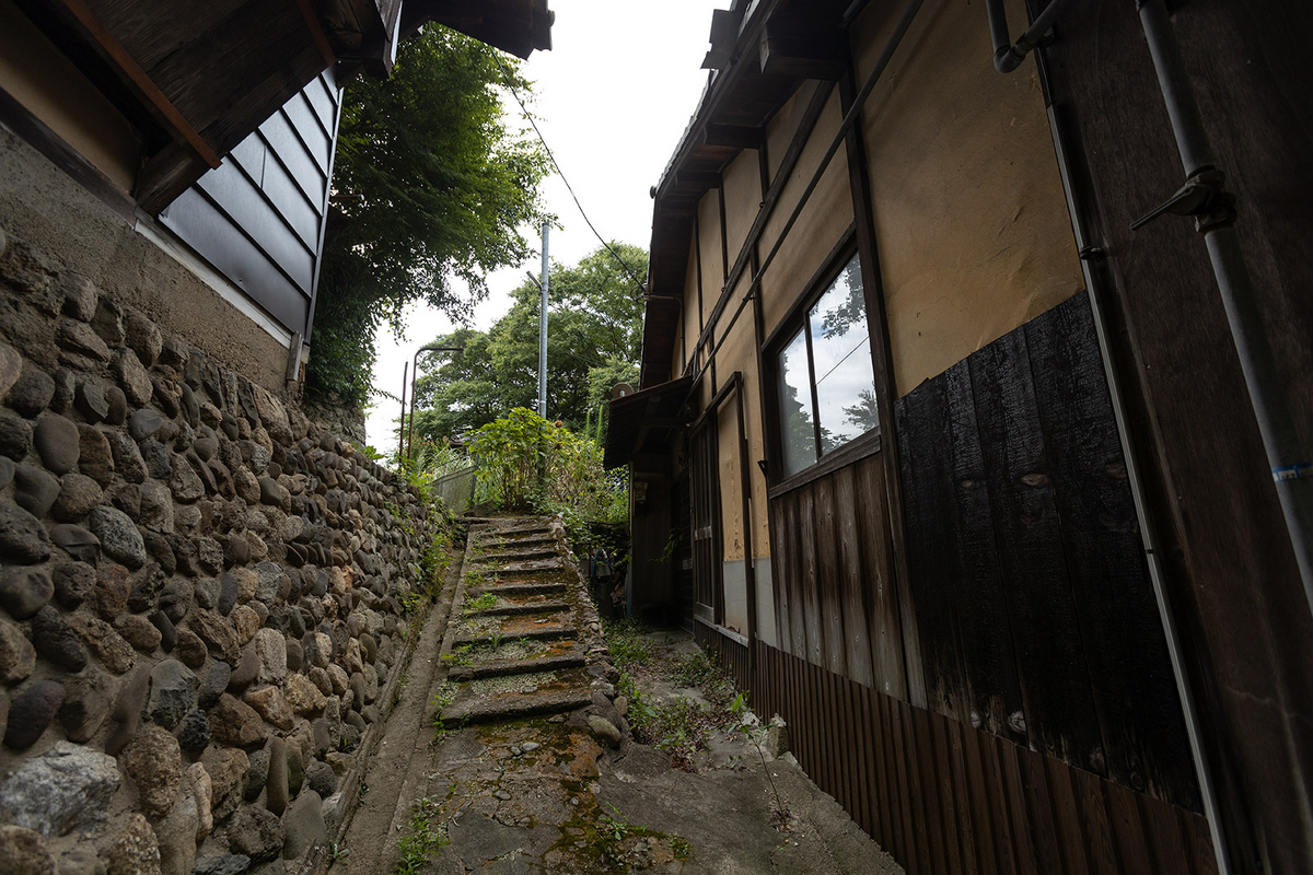 かつては歓楽街だった大阪河内長野市の長野新地を訪ねる。今でも残る旅館「八重別館」