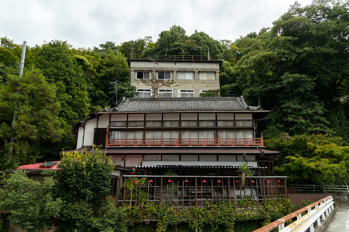 かつては歓楽街だった大阪河内長野市の長野新地を訪ねる。今でも残る旅館「八重別館」