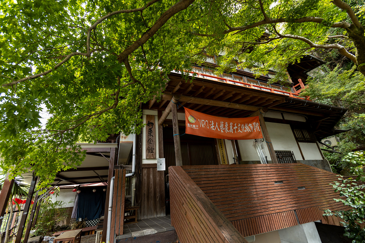 かつては歓楽街だった大阪河内長野市の長野新地を訪ねる。今でも残る旅館「八重別館」