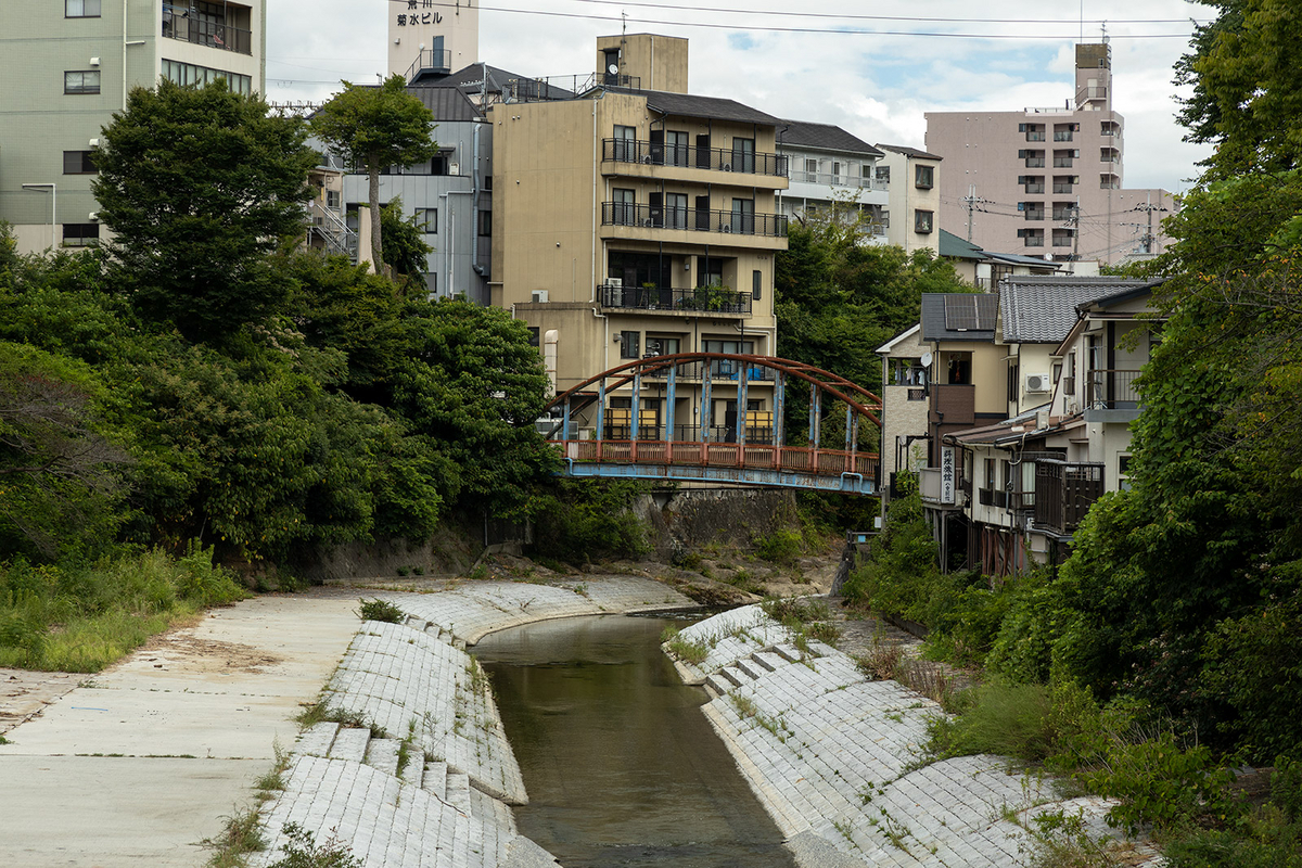 かつては歓楽街だった大阪河内長野市の長野新地を訪ねる。今でも残る旅館「八重別館」