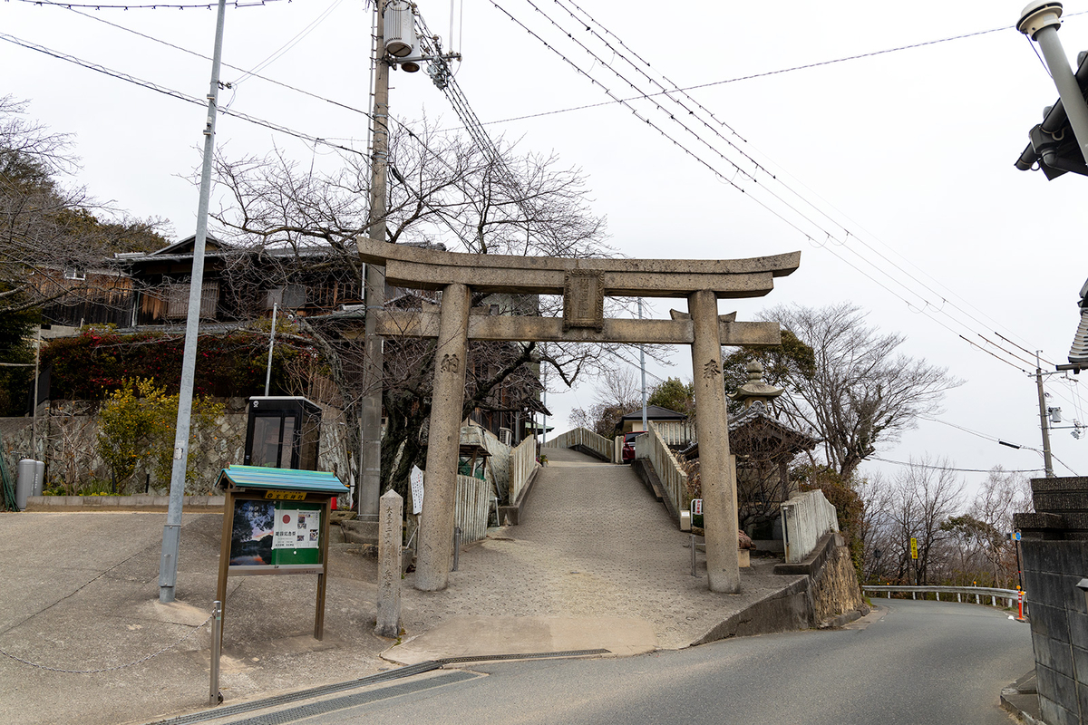 生石神社　石の宝殿