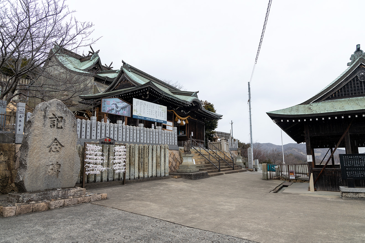 生石神社　石の宝殿