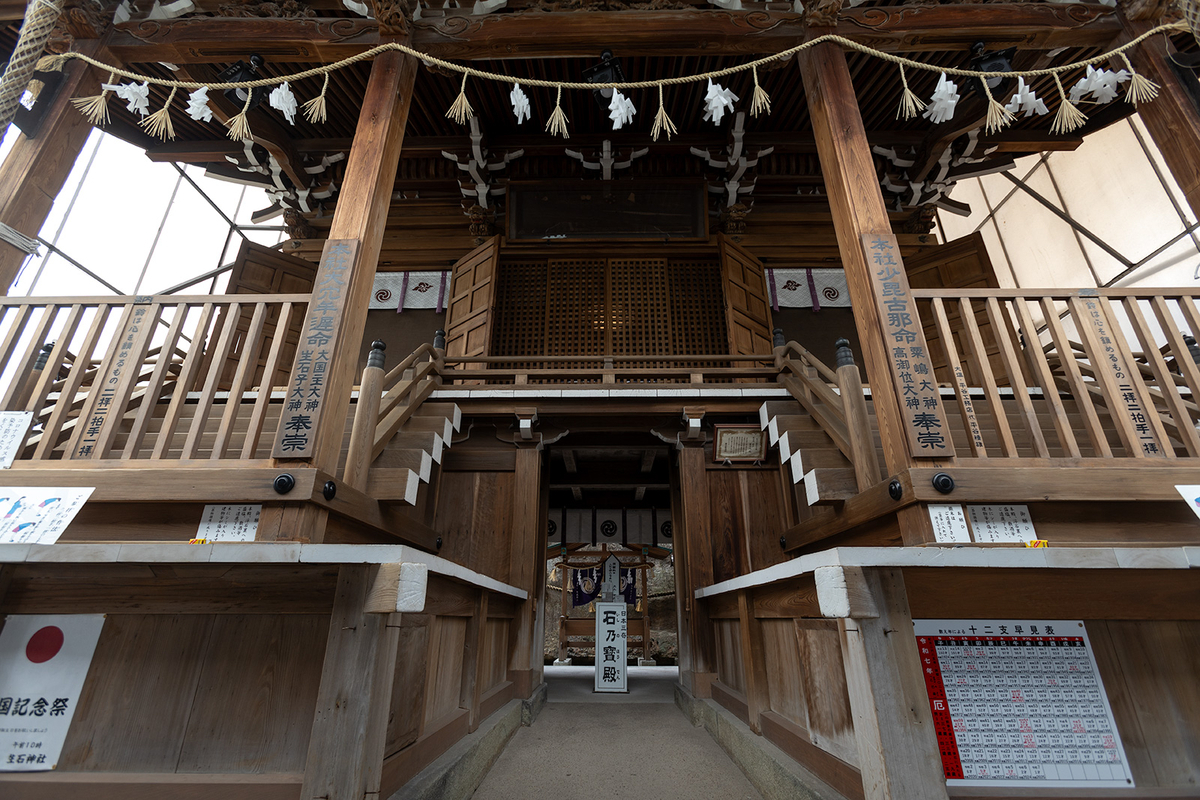 生石神社　石の宝殿