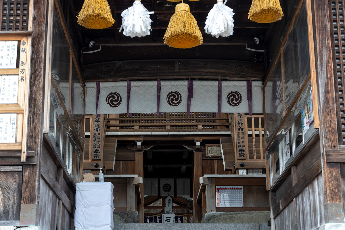 生石神社　石の宝殿