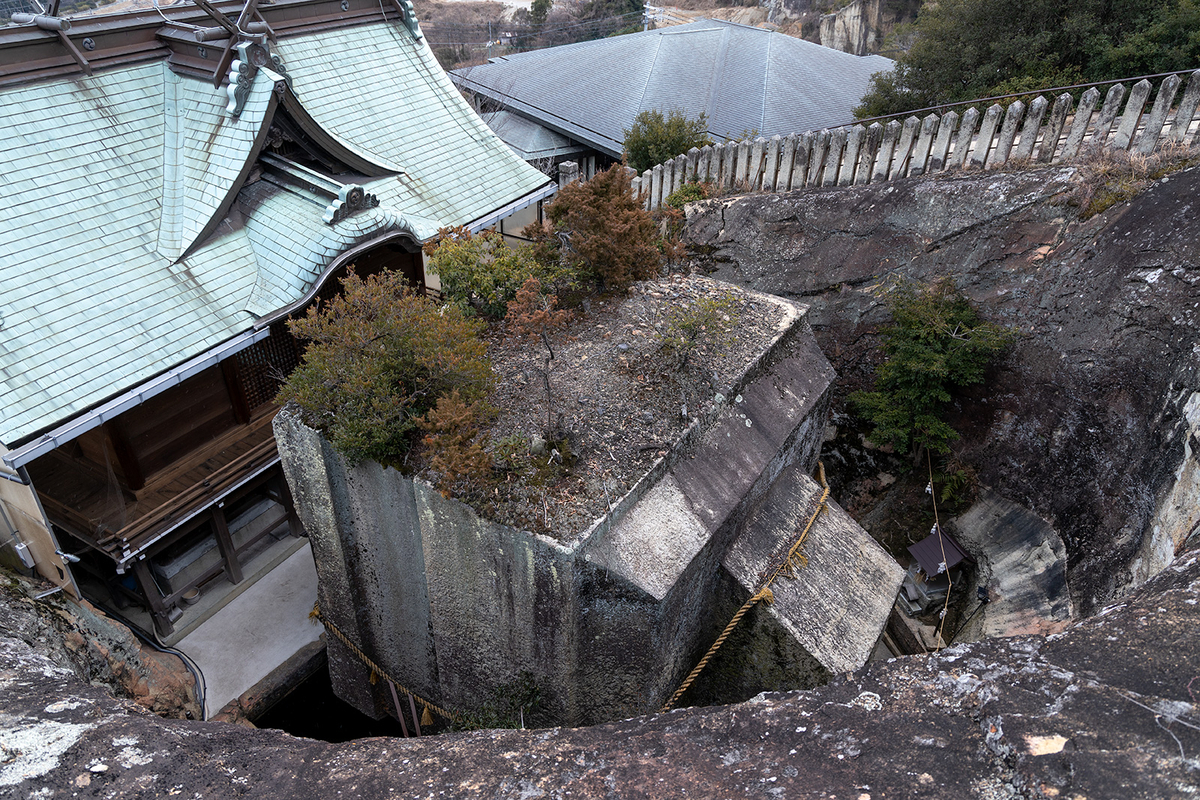 生石神社　石の宝殿