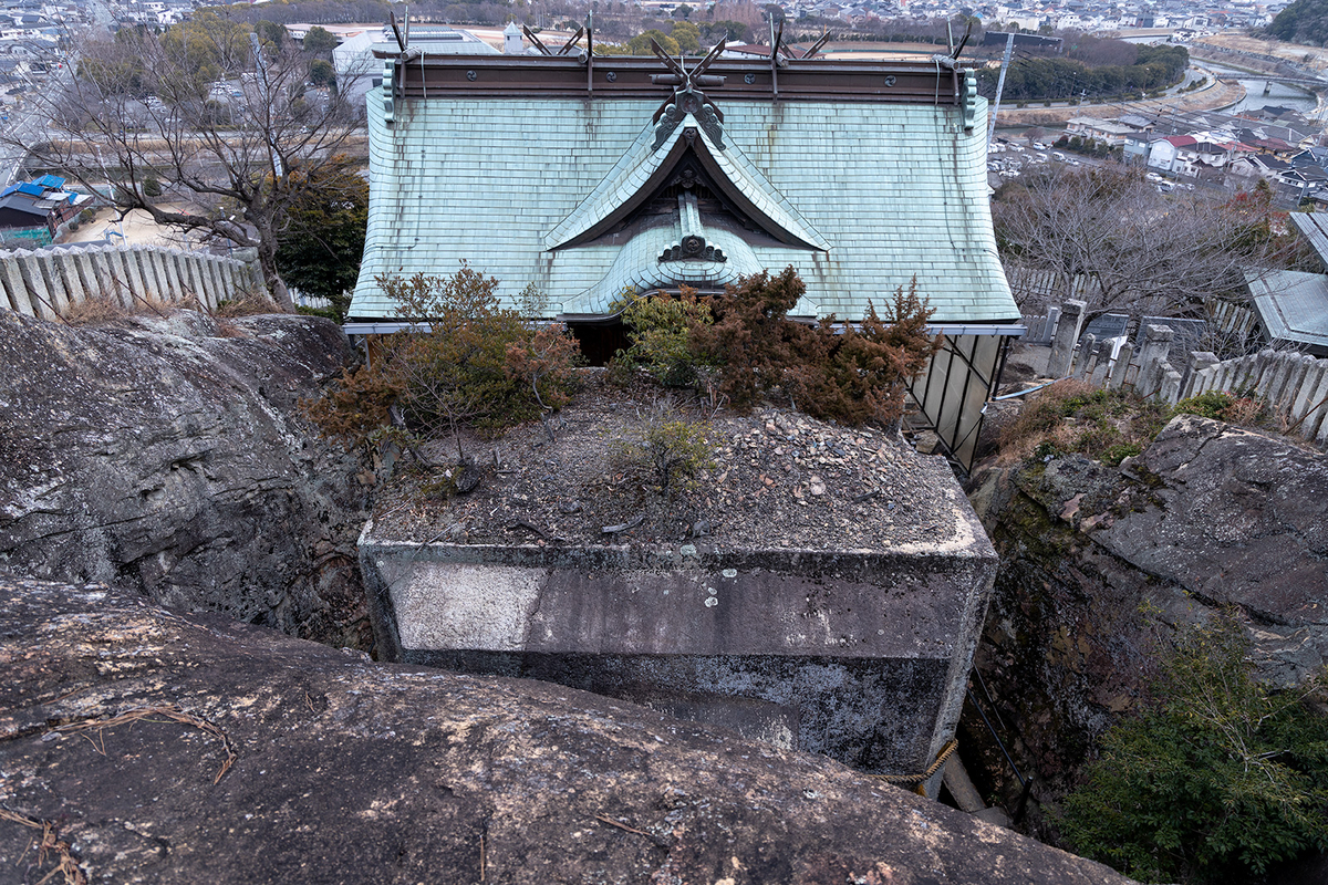 生石神社　石の宝殿