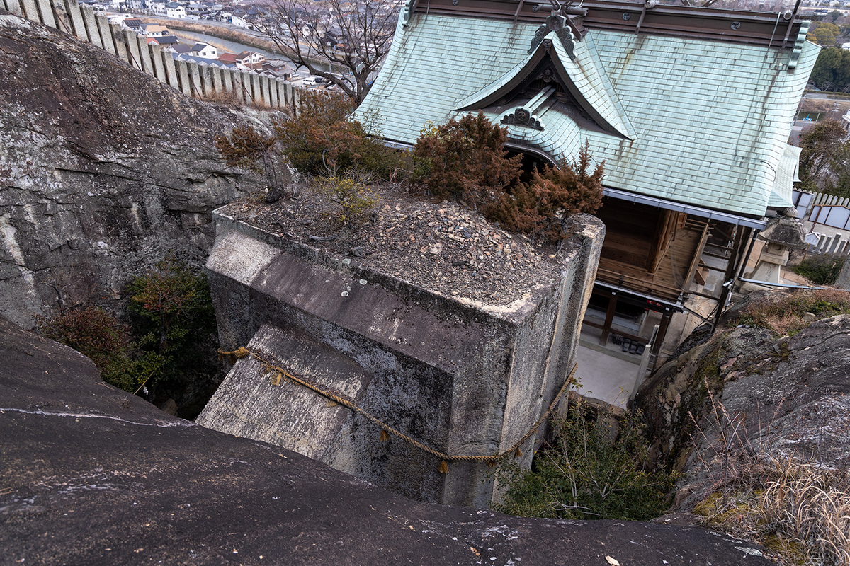 生石神社　石の宝殿