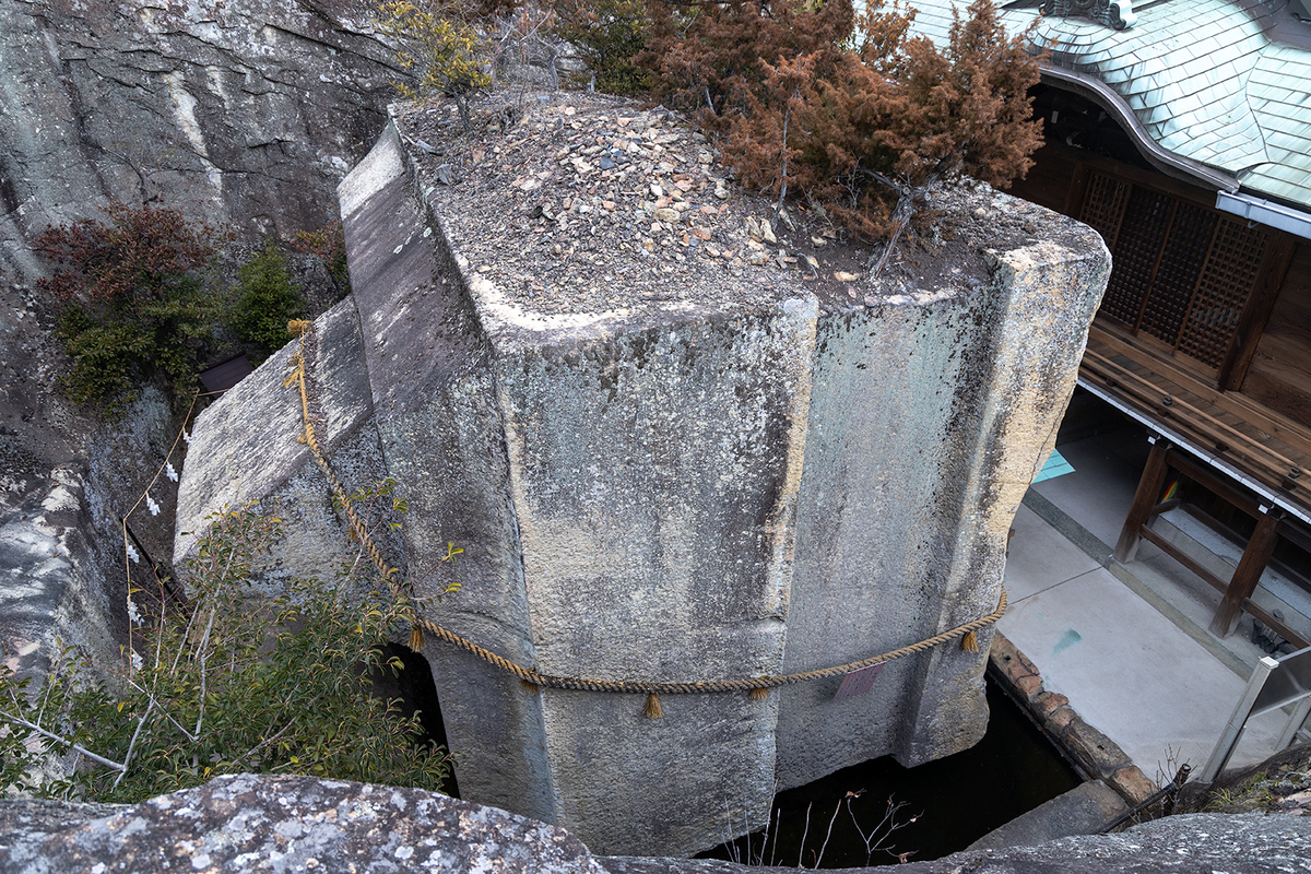 生石神社　石の宝殿