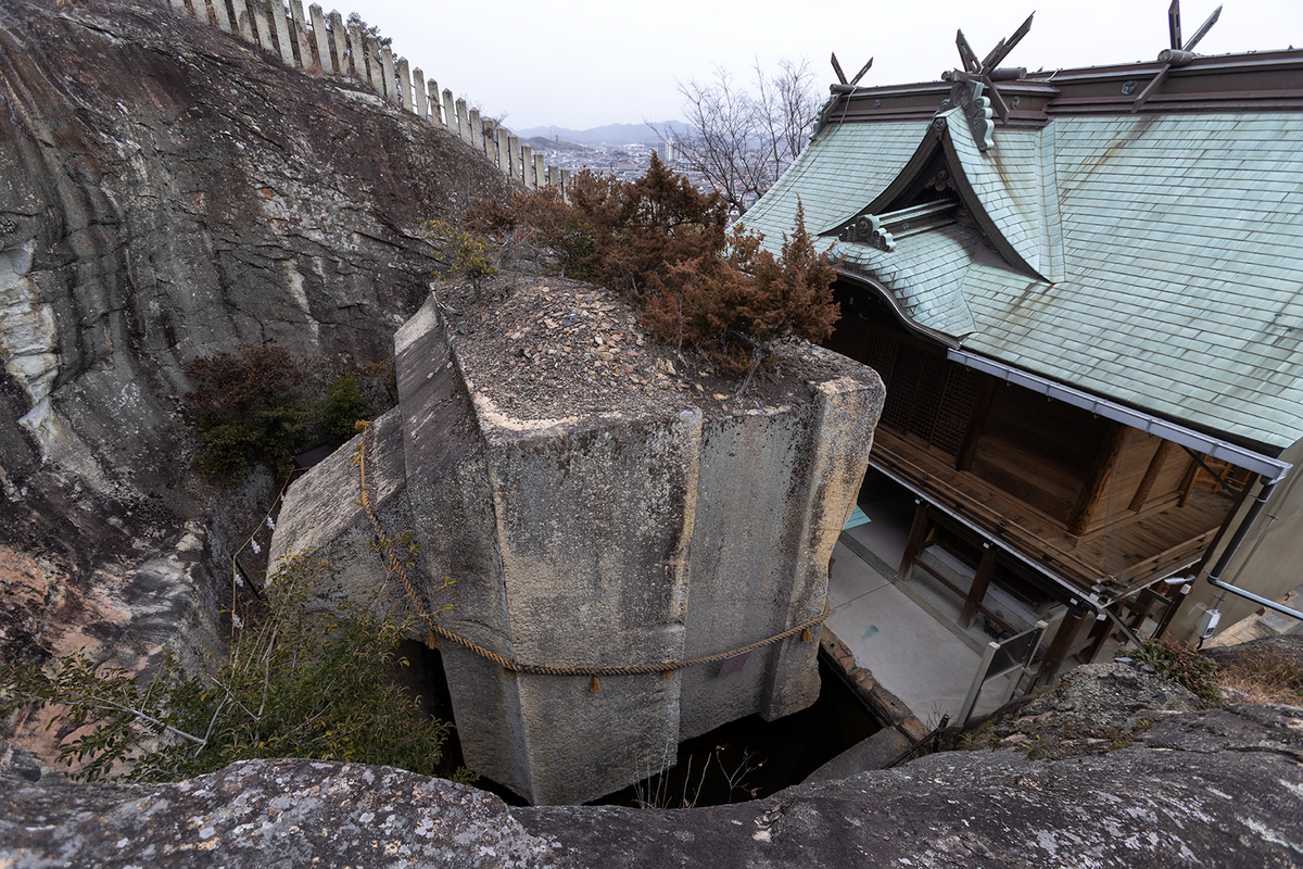 生石神社　石の宝殿