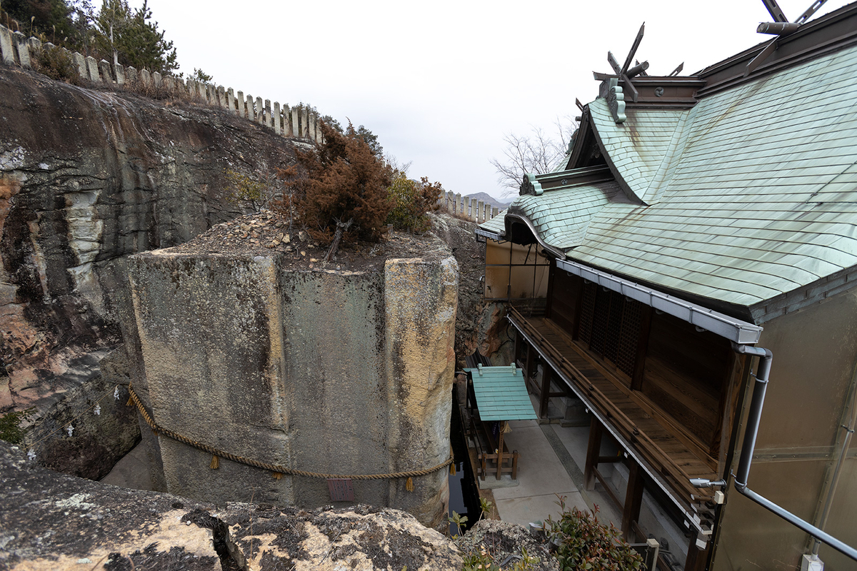 生石神社　石の宝殿