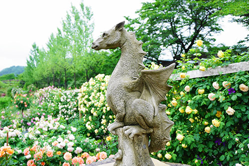 ローズガーデン内の石造ドラゴン