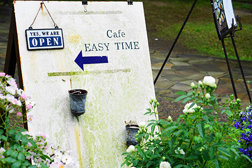 カフェへの案内立て看板