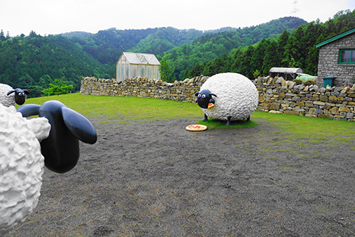 ピザを食べるくいしんぼうのシャーリー