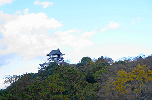 青空のもとの犬山城