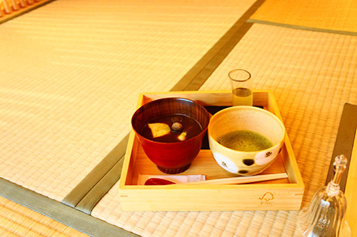和室でぜんざいとお抹茶
