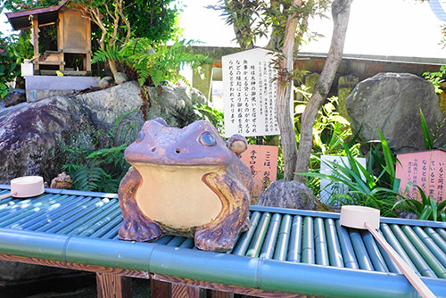 三光稲荷神社のかえる、無事かえる