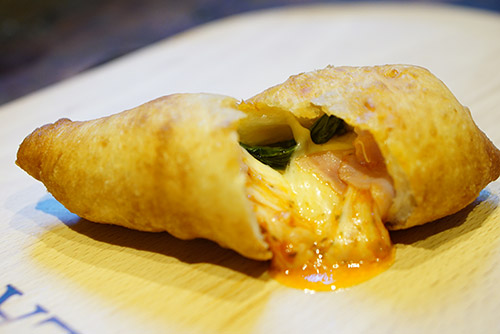 ボイボイピッツァの揚げピザ