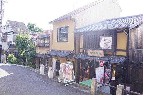 ドルミール八坂の塔店舗前