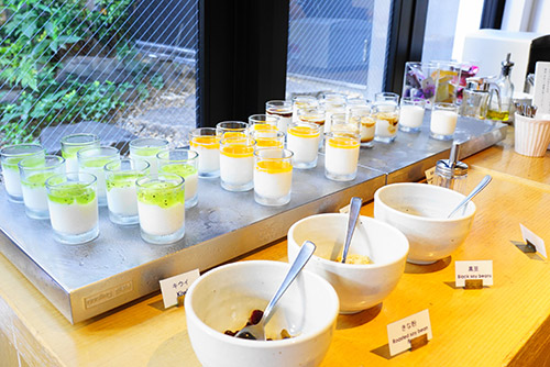朝食ビュッフェのヨーグルト