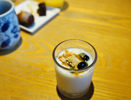 きな粉に黒豆をヨーグルトにトッピング