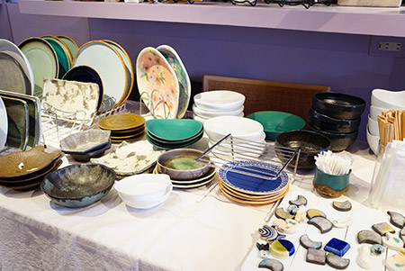  #作家の器のある暮らしバイキングの器よりどりみどり