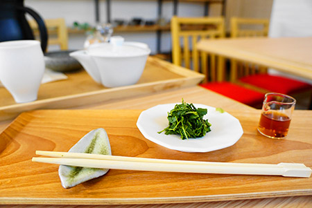 何杯か淹れた後の茶がらを食べる