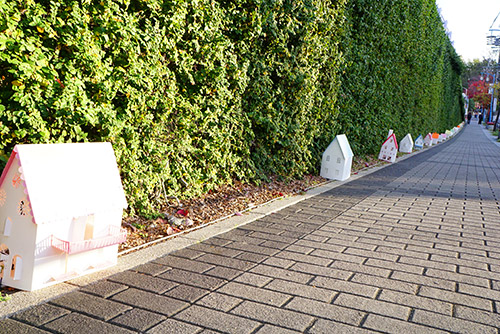 道植物園へ続く歩道にもミニチュアハウス