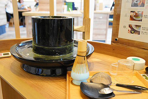 抹茶カフェで茶ひき体験