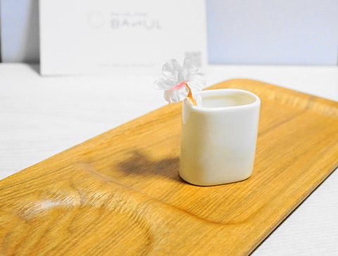 木のトレーと陶器