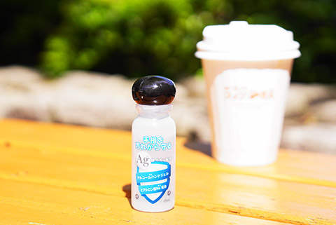 除菌ジェルも持参して公園でお散歩