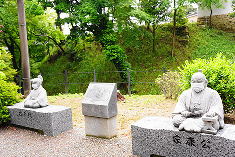 徳川家康公の像もマスク着用