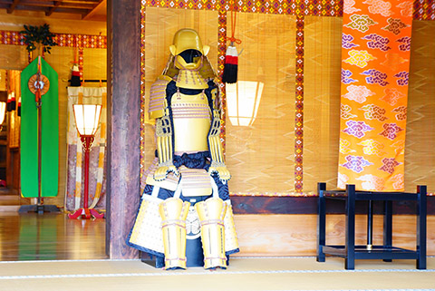 菅生神社本堂内にある徳川家康公 金溜塗具足(きんためぬりぐそく)