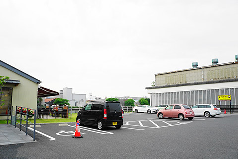 珈琲元年中川本店の駐車場