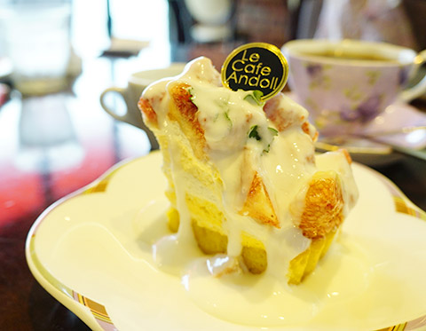 ヨーグルトソースをたっぷりかけて食べる無花果タルト