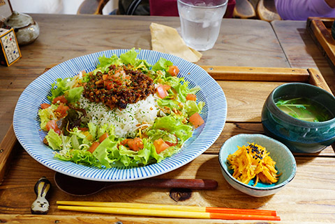 鐵屋＋カフェのタコライス