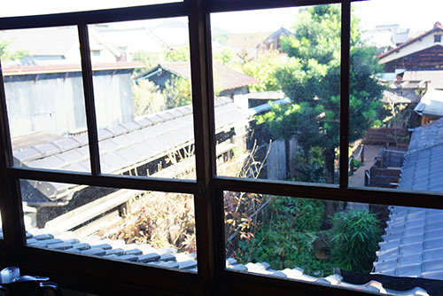 中庭をながめる