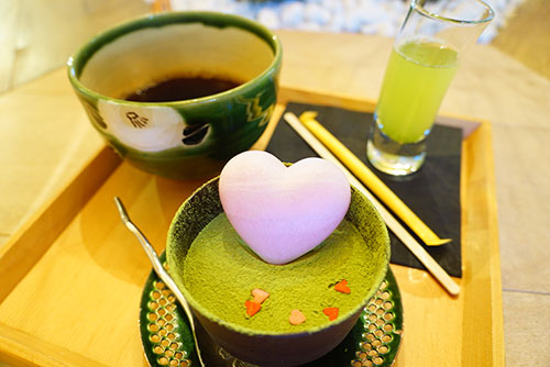 ハートの最中がのったチーズケーキ