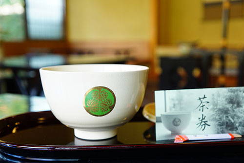 徳川の葵の紋の器で飲むお抹茶