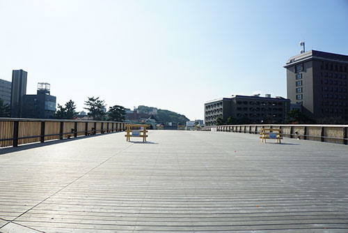 幅が広くて広々とした桜城橋