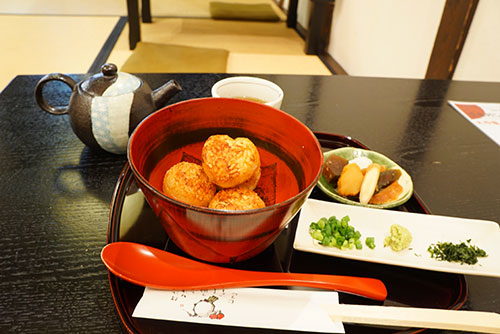 漬物とハート形の焼きおにぎりのお茶漬け