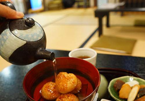 だしをかけていただく焼きおにぎり茶漬け